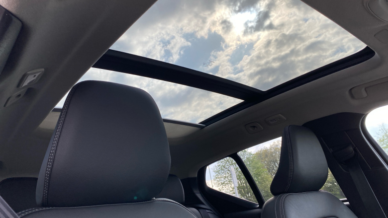 Volvo XC40 2.0 B3P Ultra Dark 5dr Auto Petrol Estate